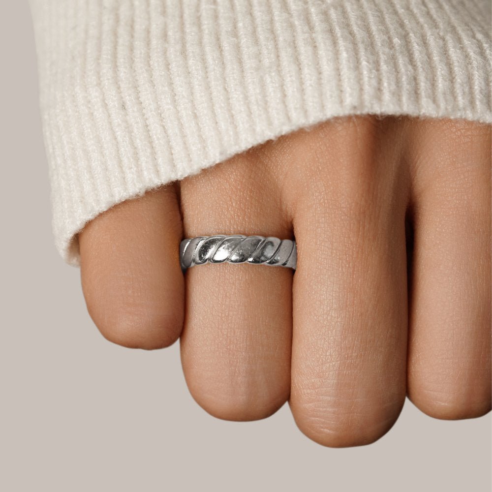 Twisted Infinity Ring - Calira