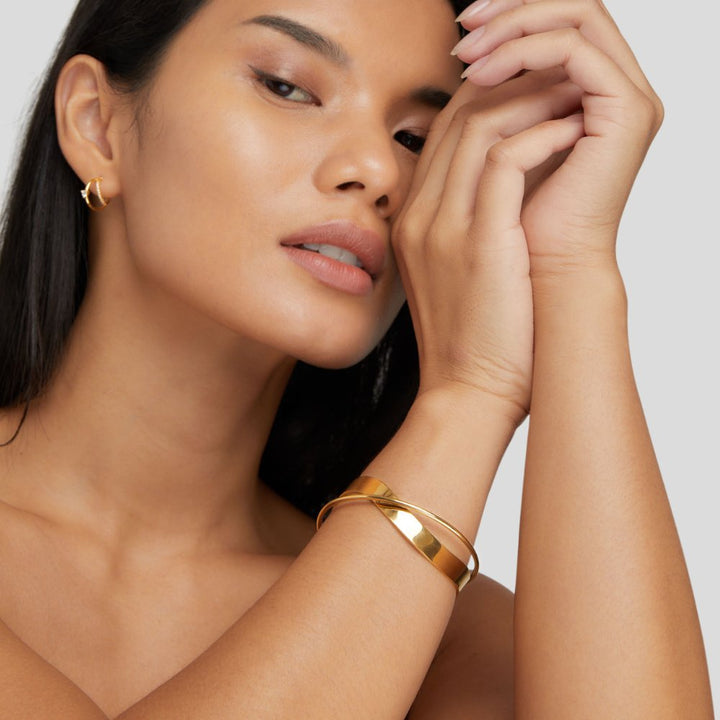 Golden Glow: Eve's Elegance Bracelet
