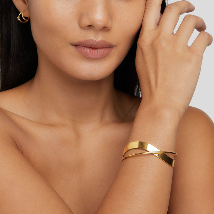 Golden Glow: Eve's Elegance Bracelet