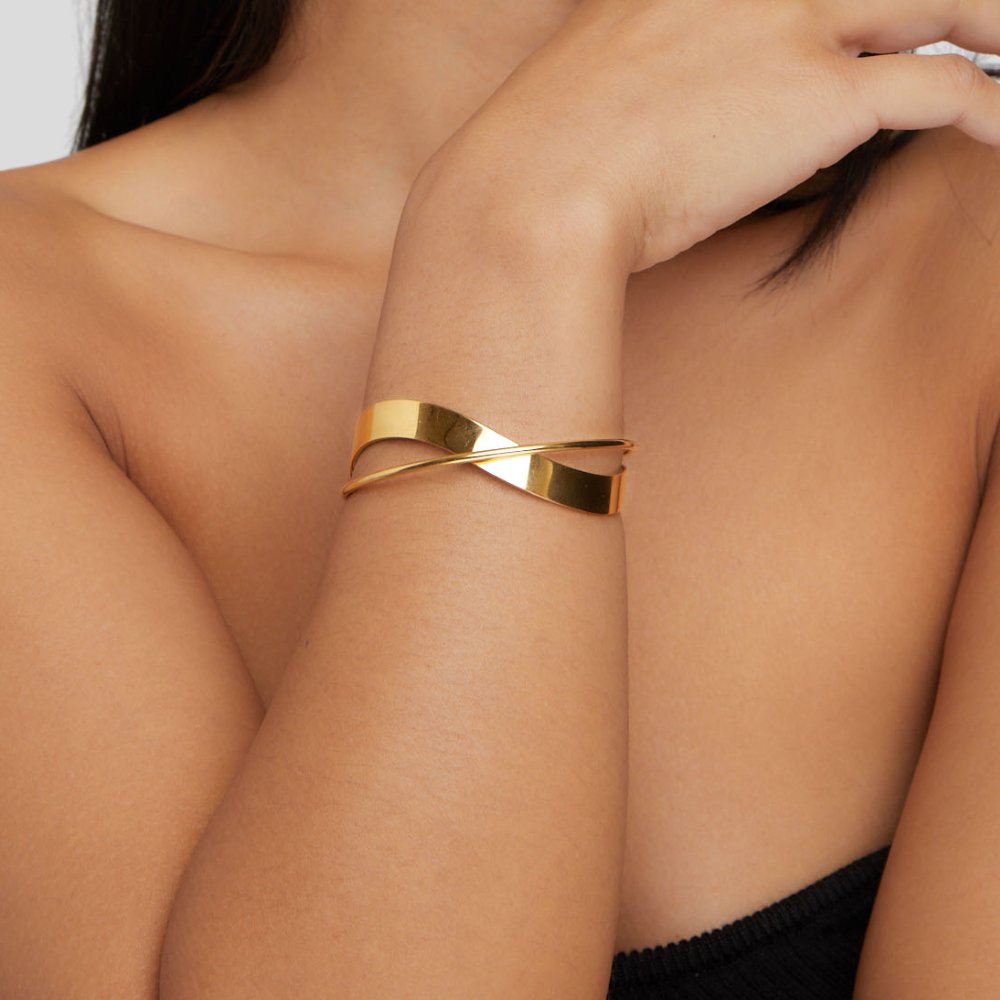 Golden Glow: Eve's Elegance Bracelet